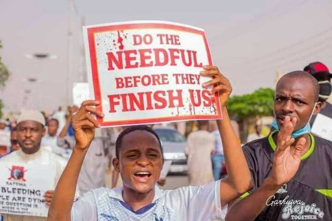 Jama'a sun kawar da shingen 'yan sanda yayin zanga - zanga a Katsina (hotuna) Jama'a sun kawar da shingen 'yan sanda yayin zanga - zanga a Katsina (hotuna)