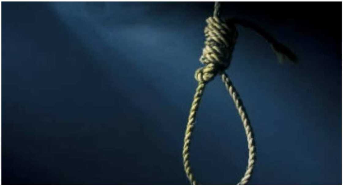 Magidanci ya kashe kansa bayan sun samu saɓani da matarsa Magidanci ya kashe kansa bayan sun samu saɓani da matarsa