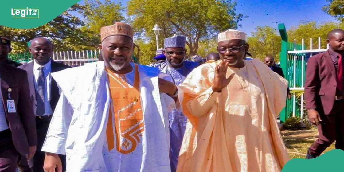 Badaru ya yabi Ɗanmodi. Badaru ya yabi Ɗanmodi.