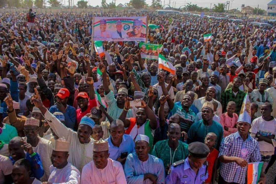 Al'umma sun karbi akida ta goyon bayan Atiku yayin gudanar da taron yakin neman zabe a jihar Zamfara Al'umma sun karbi akida ta goyon bayan Atiku yayin gudanar da taron yakin neman zabe a jihar Zamfara