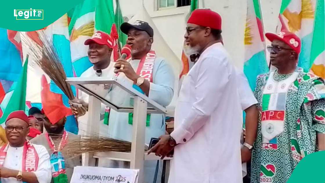 Jam'iyyar APC ta kaddamar da kwamitin yakin neman zaben gwamnan jihar Anambra Jam'iyyar APC ta kaddamar da kwamitin yakin neman zaben gwamnan jihar Anambra