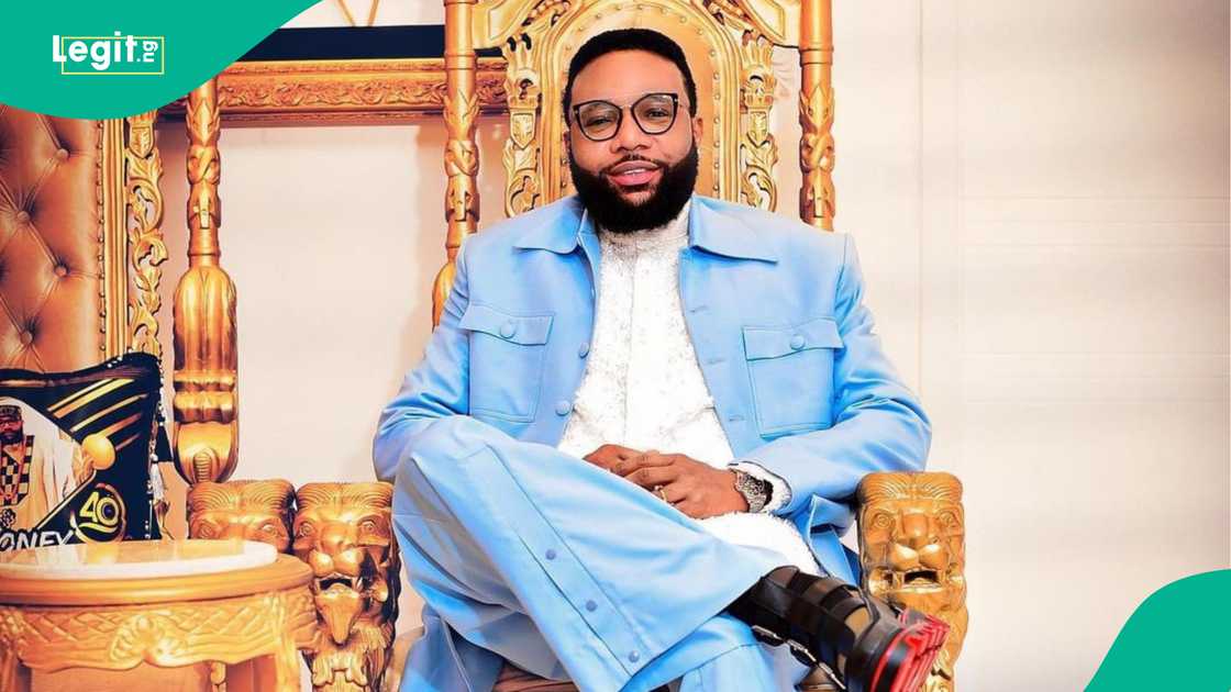 Hukumar EFCC ta cafke E-Money a gidansa da ke Legas kan zargin cin zarafin Naira Hukumar EFCC ta cafke E-Money a gidansa da ke Legas kan zargin cin zarafin Naira