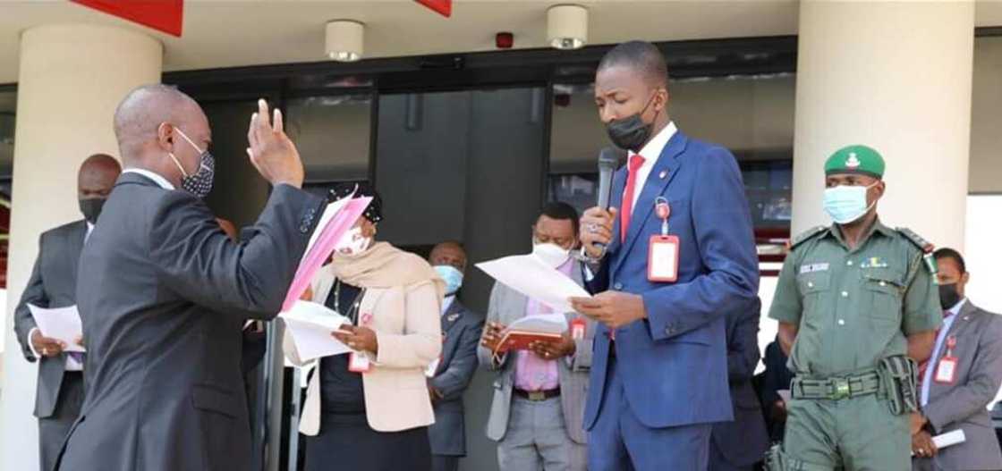 Commercial banks have been asked to ask for their customers' source of income Commercial banks have been asked to ask for their customers' source of income