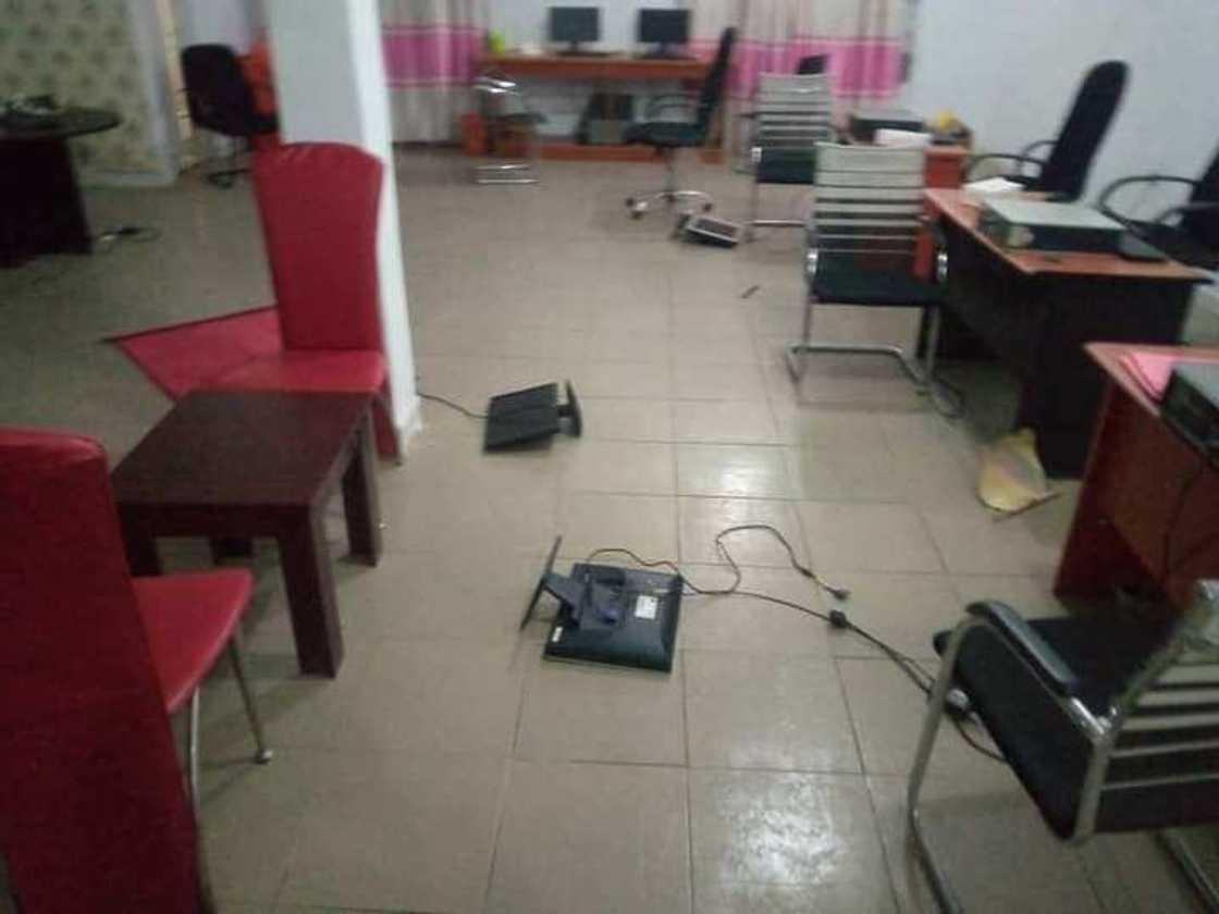 Zamfara: 'Yan daba sun kai farmaki gidan talabijin, sun raunata edita tare da lalata kayan aiki Zamfara: 'Yan daba sun kai farmaki gidan talabijin, sun raunata edita tare da lalata kayan aiki