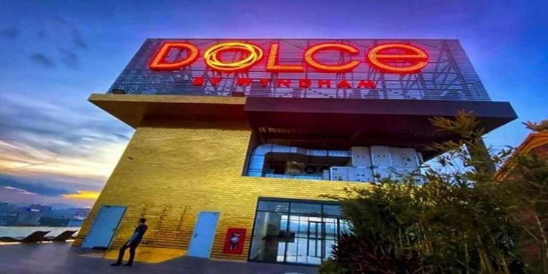 Hotunan cikin otal na farko a duniya da aka kawata da zinari Hotunan cikin otal na farko a duniya da aka kawata da zinari