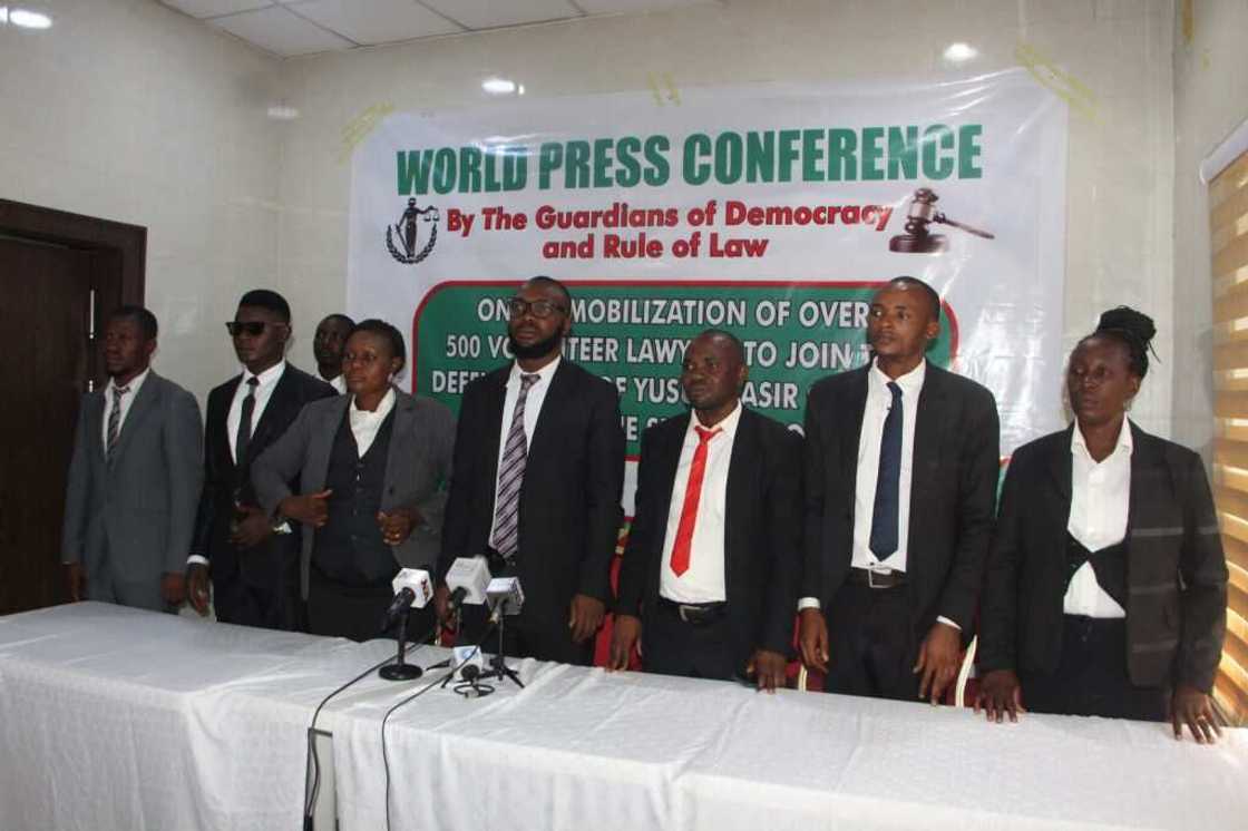 Lauyoyi 500 zasu kare Gawuna a kotun koli. Lauyoyi 500 zasu kare Gawuna a kotun koli.