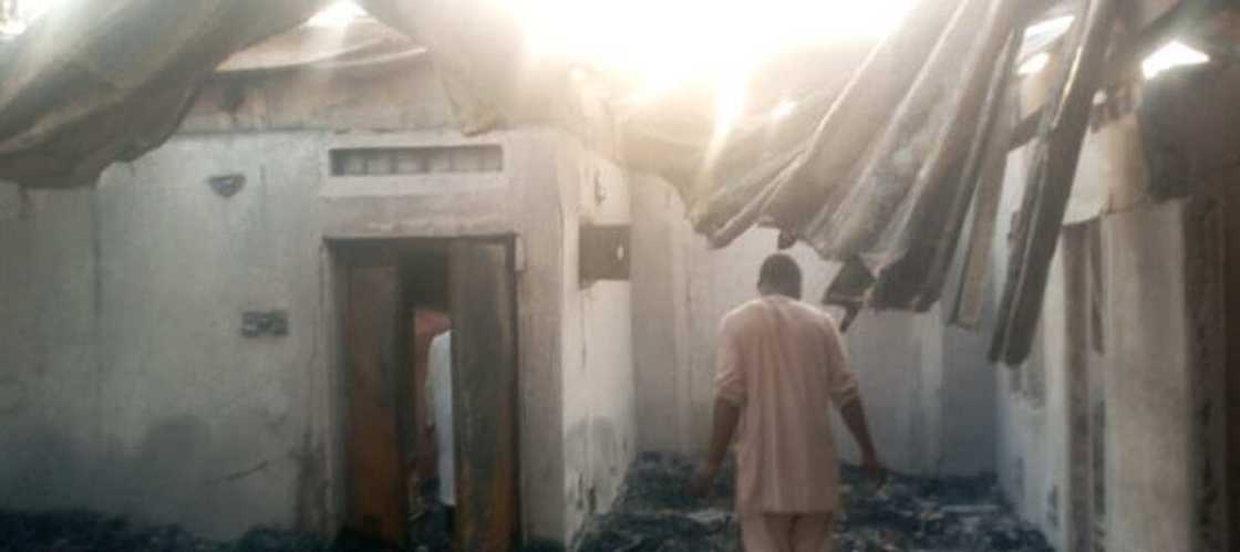 Sheikh Gumi ya magantu kan gobarar da gidansa yayi, hotunan wurin sun bayyana Sheikh Gumi ya magantu kan gobarar da gidansa yayi, hotunan wurin sun bayyana