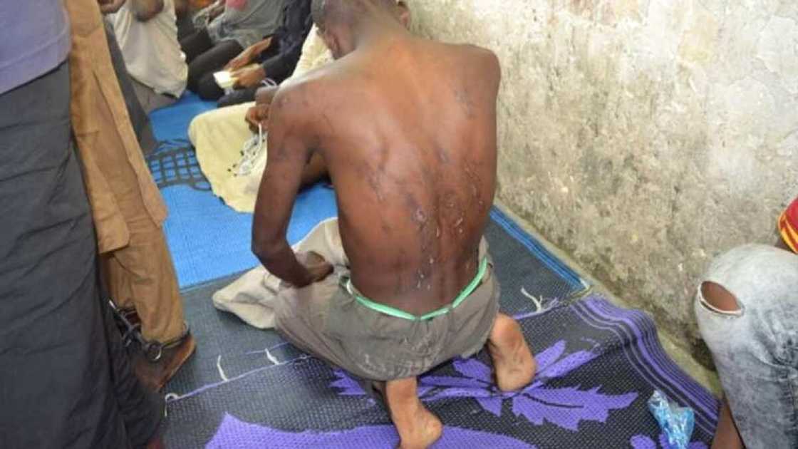 Kano: Hotunan wani gidan azabtarwa da aka gano, an ceto maza da yara 47 da aka ɗaure da mari Kano: Hotunan wani gidan azabtarwa da aka gano, an ceto maza da yara 47 da aka ɗaure da mari