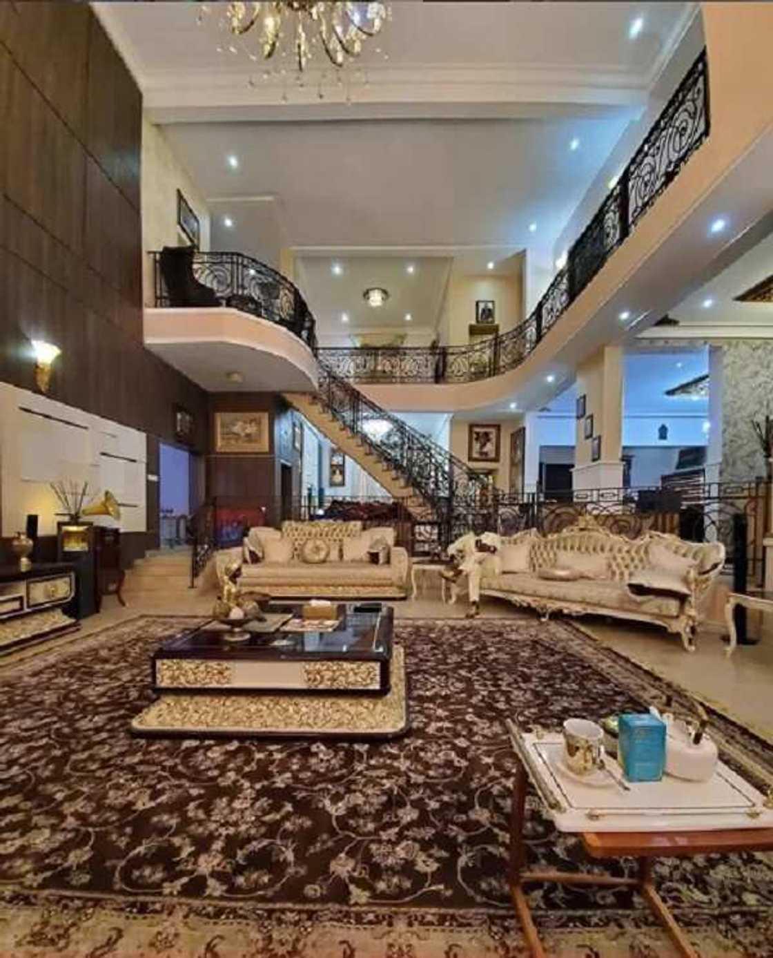 Ajannar duniya: Hotunan katafaren gidan biliyoyi da Dino Melaye ya siya a Abuja Ajannar duniya: Hotunan katafaren gidan biliyoyi da Dino Melaye ya siya a Abuja