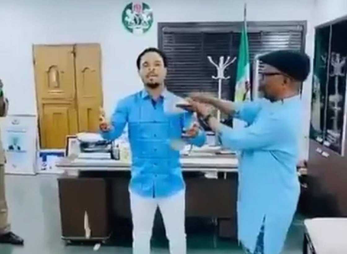 Bidiyon CSOn gwamna yana watsa wa fasto kudi a ofishinsa ya janyo cece-kuce Bidiyon CSOn gwamna yana watsa wa fasto kudi a ofishinsa ya janyo cece-kuce