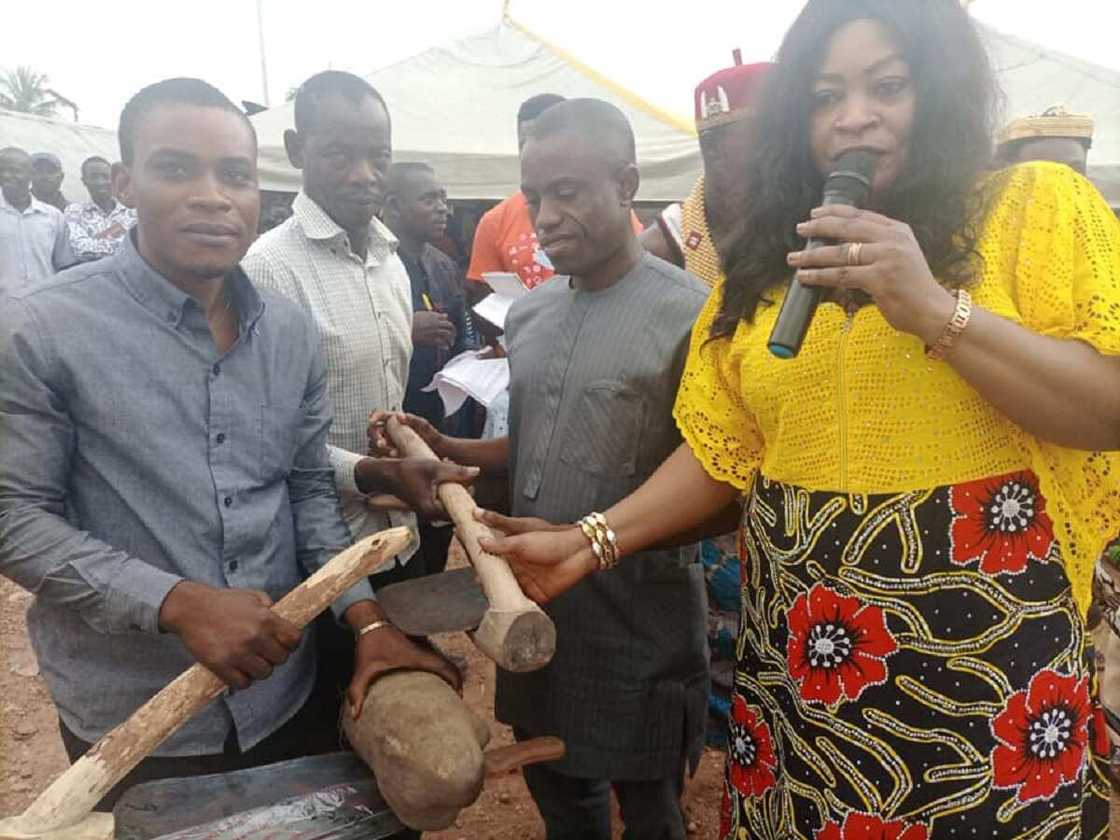 Hotunan doya ɗaya kacal da fatanya da shugaban ƙaramar hukuma ta rabawa manoma matsayin tallafi a Cross Rivers Hotunan doya ɗaya kacal da fatanya da shugaban ƙaramar hukuma ta rabawa manoma matsayin tallafi a Cross Rivers