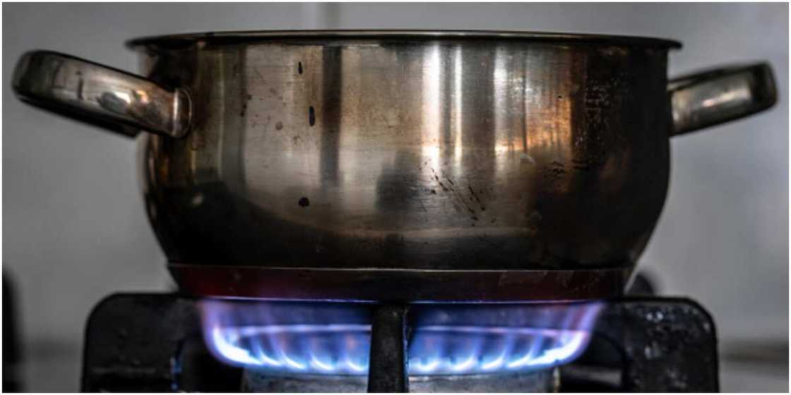 Nigerians react to video of guests being served food from hot stove and calabash at an occasion Nigerians react to video of guests being served food from hot stove and calabash at an occasion