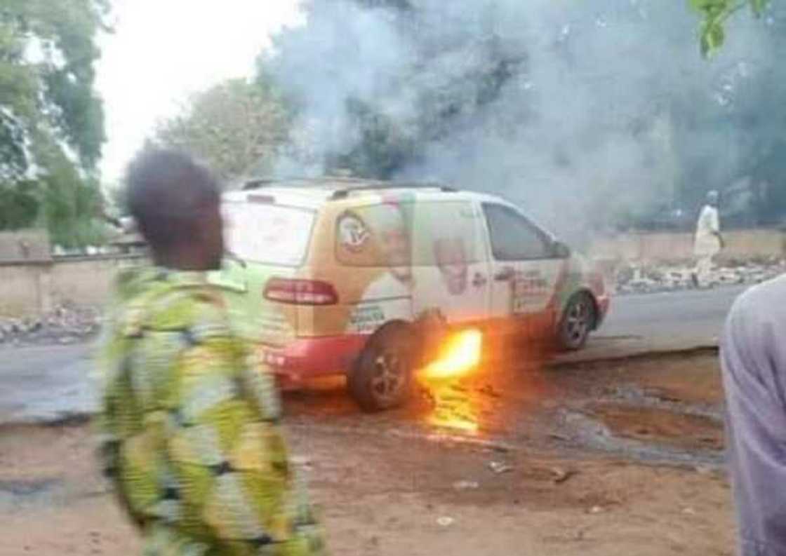 Da dumin sa: Wasu mafusatan matasa sun kona motar kamfe din Saraki da Atiku a Kwara Da dumin sa: Wasu mafusatan matasa sun kona motar kamfe din Saraki da Atiku a Kwara