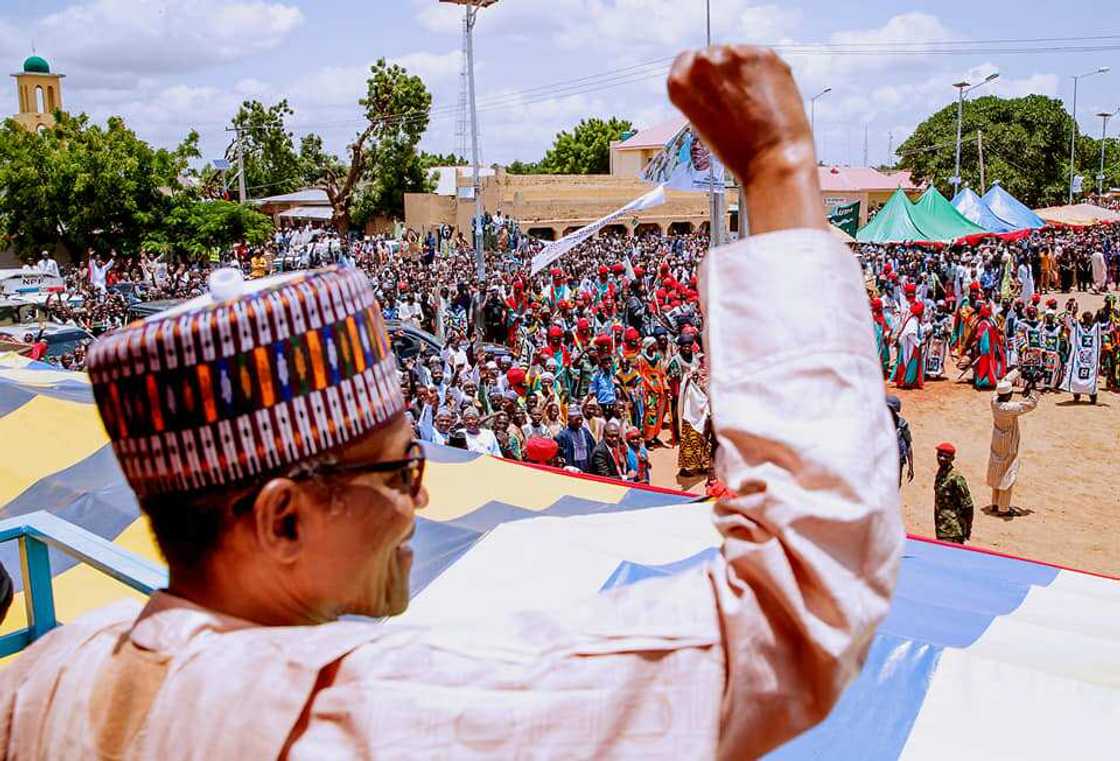Buhari ya yi bikin Sallah a Daura tare da shugaban kasar Guinea (Hotuna) Buhari ya yi bikin Sallah a Daura tare da shugaban kasar Guinea (Hotuna)