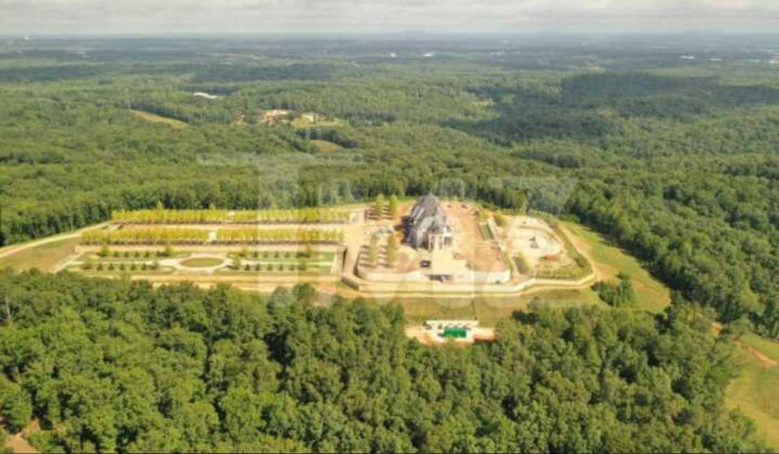 Hotunan katafaren gidan wani hamshakin mai kudi da ke da filin saukar jirgin sama