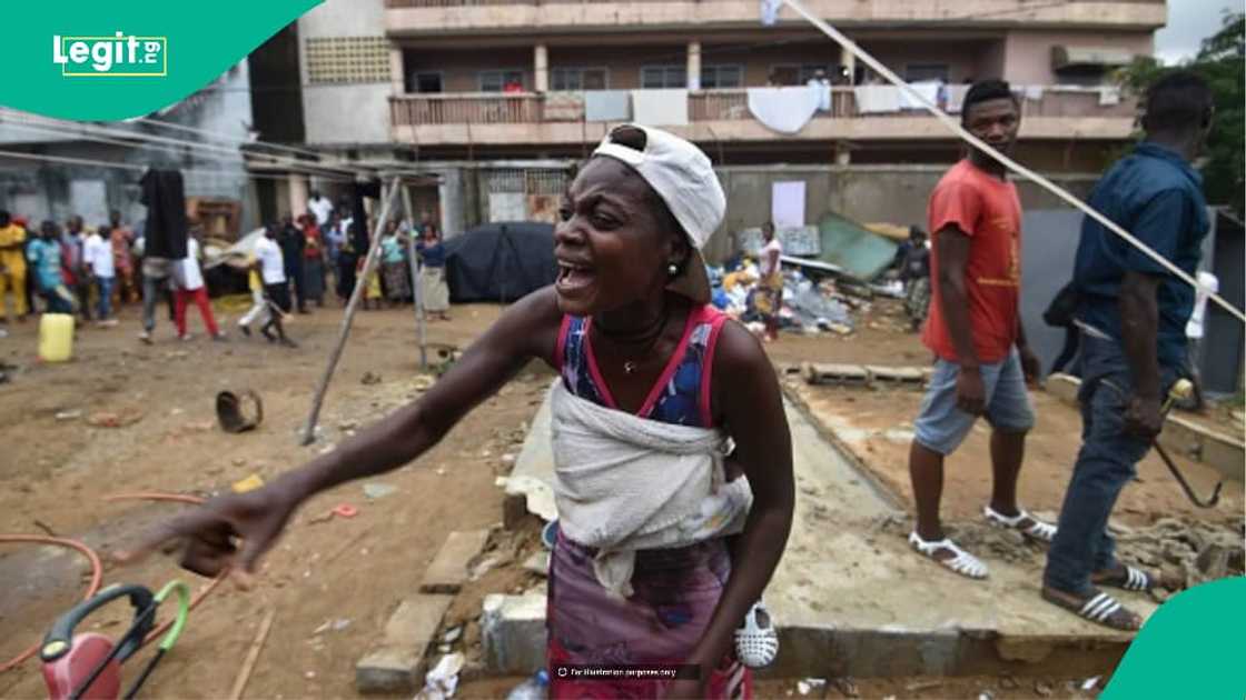 Nigerian woman breaks down visiting house shown by agent in Mushin Nigerian woman breaks down visiting house shown by agent in Mushin