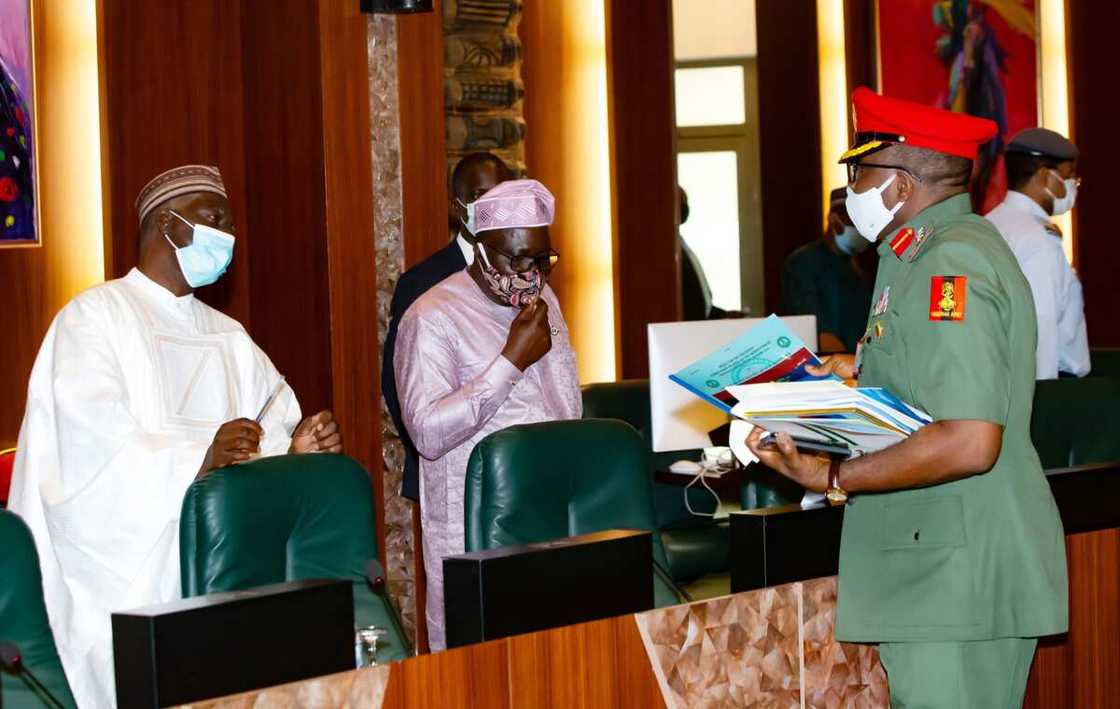 Kunyi kasa a gwiwa, ba zan sake daukan wani uzuri ba - Buhari ga Hafsoshin tsaro Kunyi kasa a gwiwa, ba zan sake daukan wani uzuri ba - Buhari ga Hafsoshin tsaro