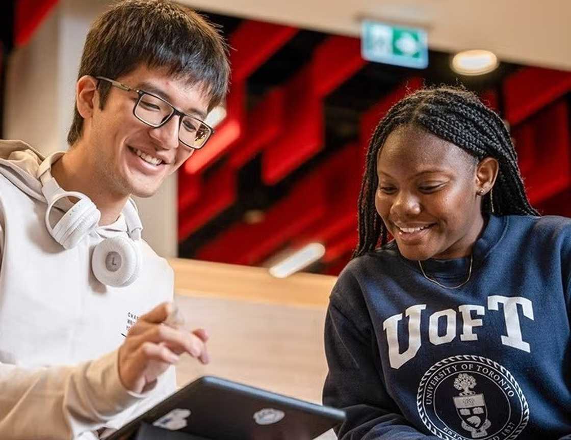 Two University of Toronto students using an iPad