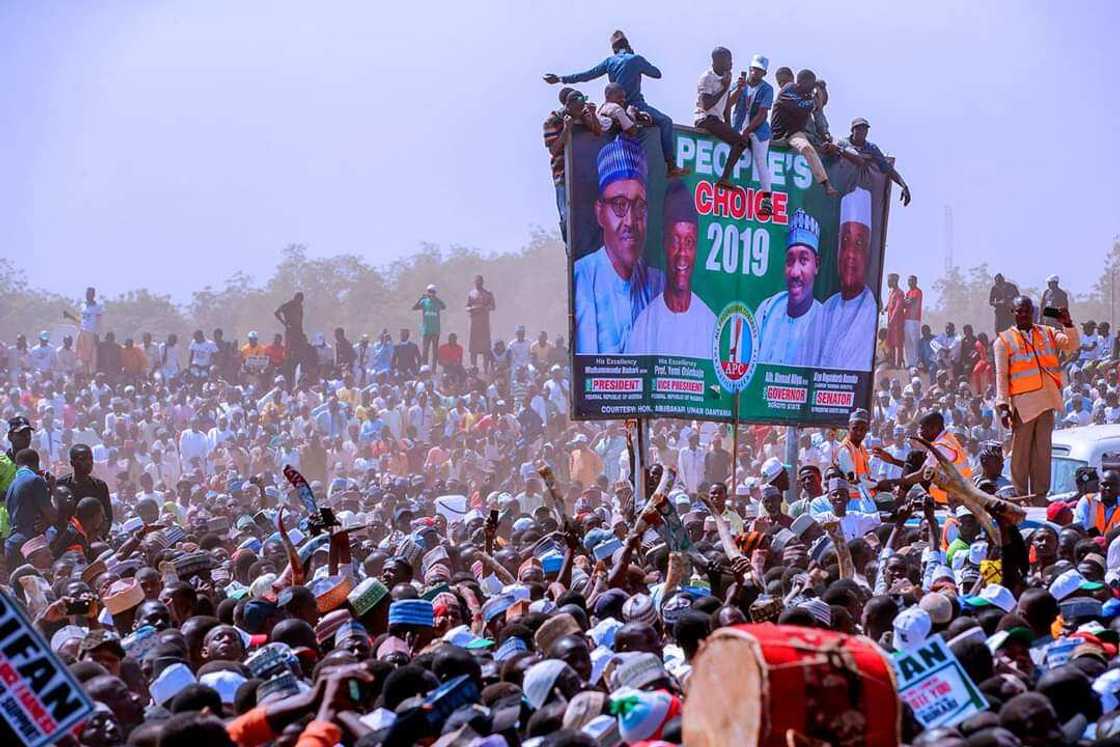 Labarin hotunan yadda Sakkwatawa Shehu suka tarbi Buhari a filin Giginya Labarin hotunan yadda Sakkwatawa Shehu suka tarbi Buhari a filin Giginya