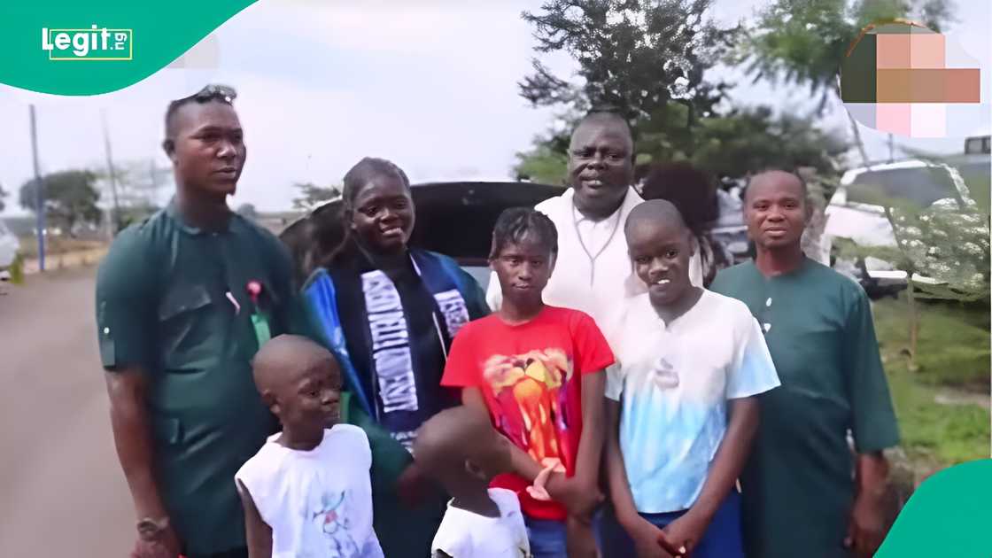 Nigerian father wins hearts during daughter’s graduation