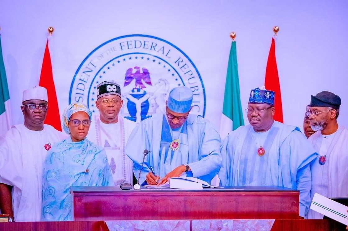 Buhari ya sanya hannu a kasafin kudin 2023 Buhari ya sanya hannu a kasafin kudin 2023