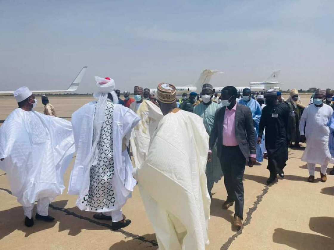 Hotunan gwamnoni, ministoci da jiga-jigan da suka je fadar Kano nemawa Yusuf Buhari aure Hotunan gwamnoni, ministoci da jiga-jigan da suka je fadar Kano nemawa Yusuf Buhari aure