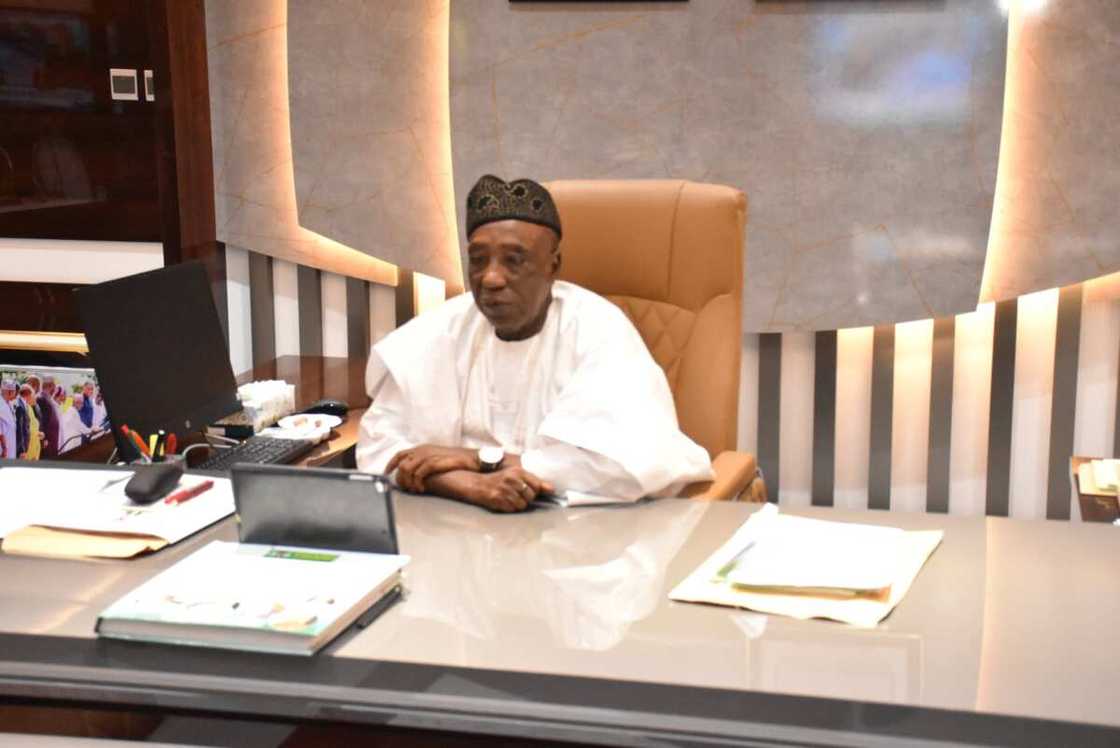 Hotunan lokacin ministan gona ke zaune a ofis kafin isowar sanarwar korarsa Hotunan lokacin ministan gona ke zaune a ofis kafin isowar sanarwar korarsa