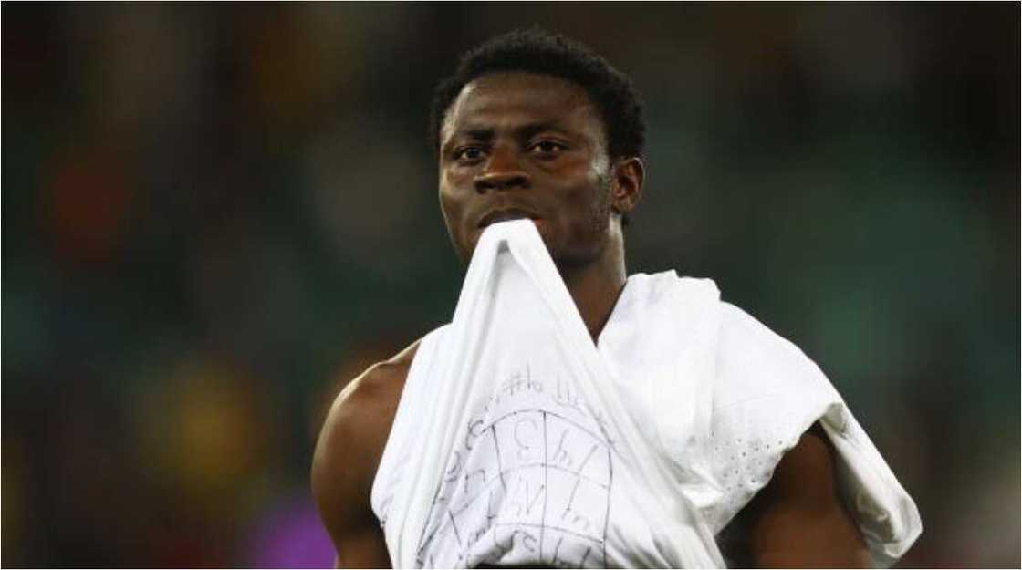 Obafemi Martins shows off his N176m yacht, N87m Bentley Bentayga and N35m G-wagon Obafemi Martins shows off his N176m yacht, N87m Bentley Bentayga and N35m G-wagon