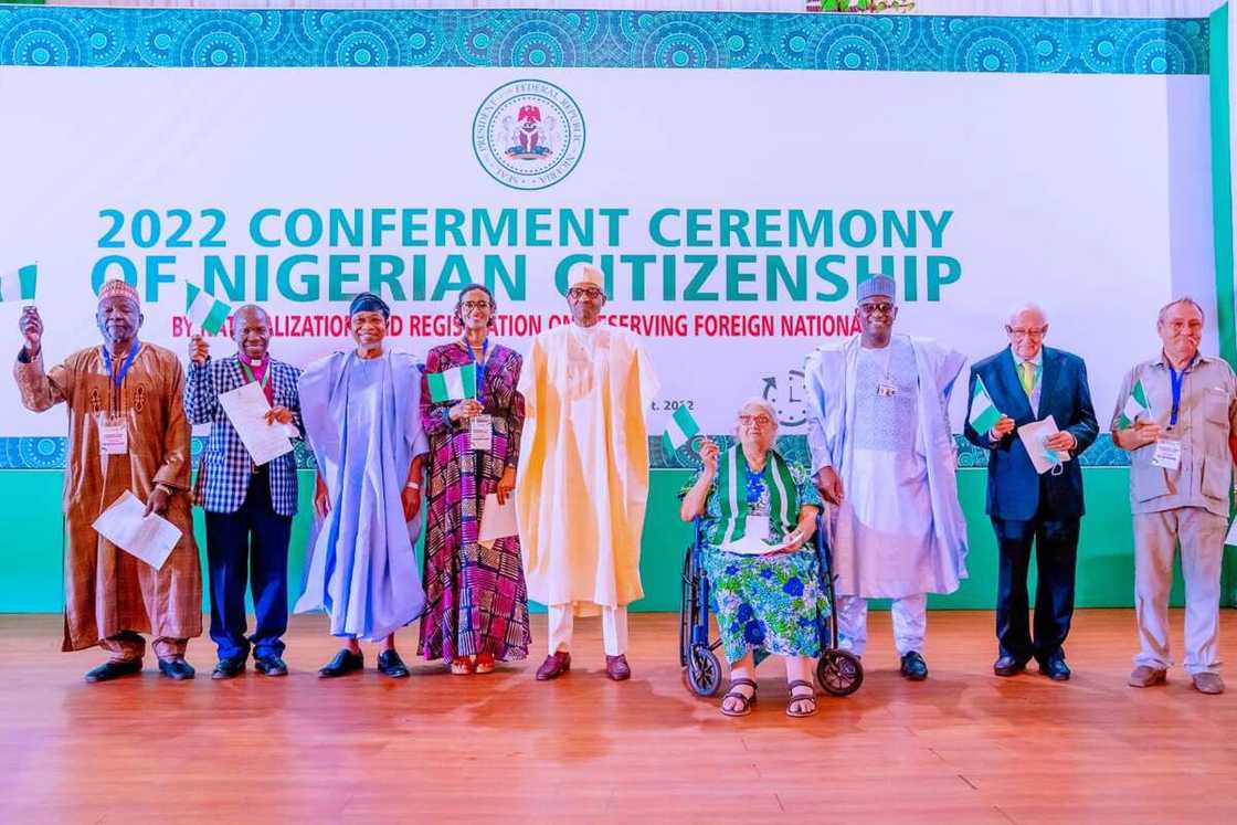 Buhari ya ba wasu 'yan kasar waje shaidar zama 'yan Najeriya Buhari ya ba wasu 'yan kasar waje shaidar zama 'yan Najeriya