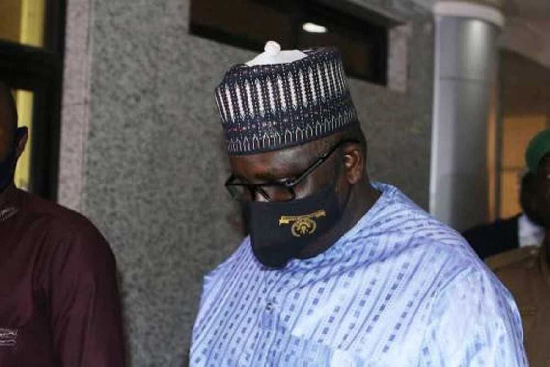 Maina: Mutumin da ake nema ido-rufe, ya bad-da-kama, ya yi fasfon bogi, ya tsere Maina: Mutumin da ake nema ido-rufe, ya bad-da-kama, ya yi fasfon bogi, ya tsere