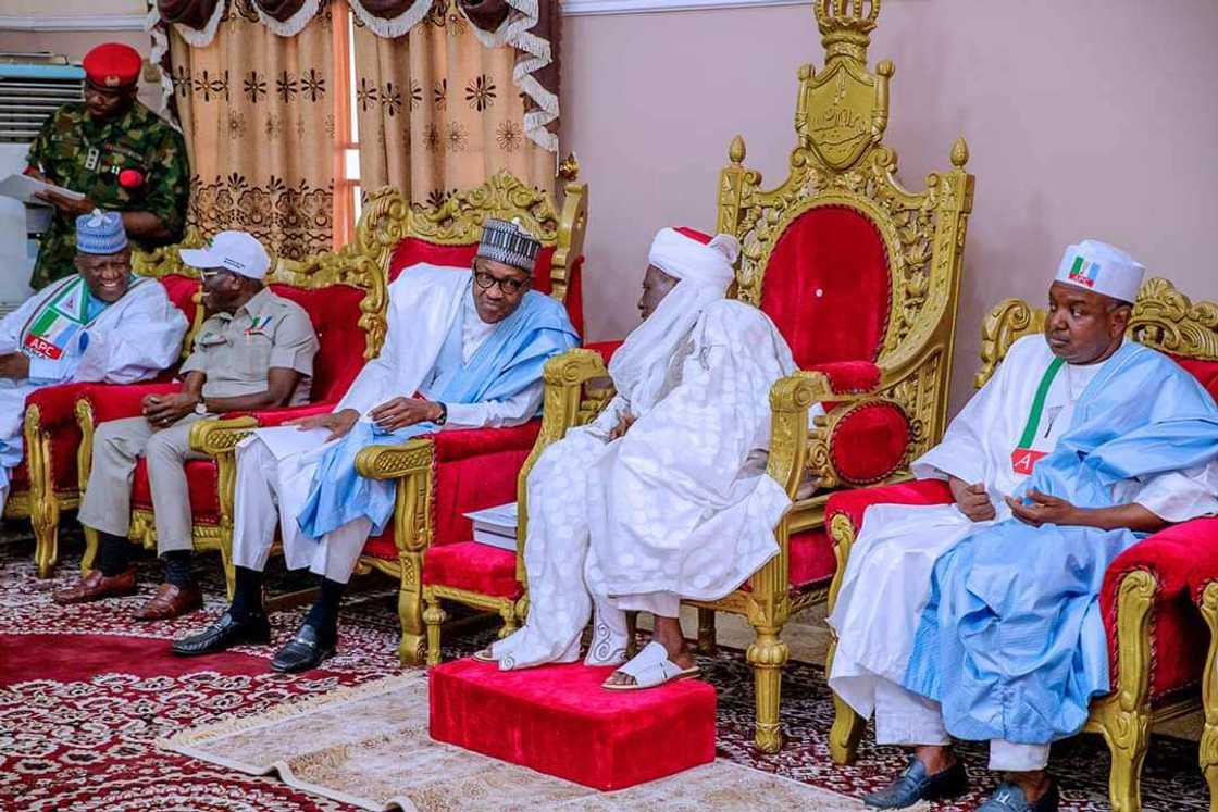 Shugaba Buhari a fadar Mai martaba Sarkin Gwandu, Muhammadu Bashar Shugaba Buhari a fadar Mai martaba Sarkin Gwandu, Muhammadu Bashar