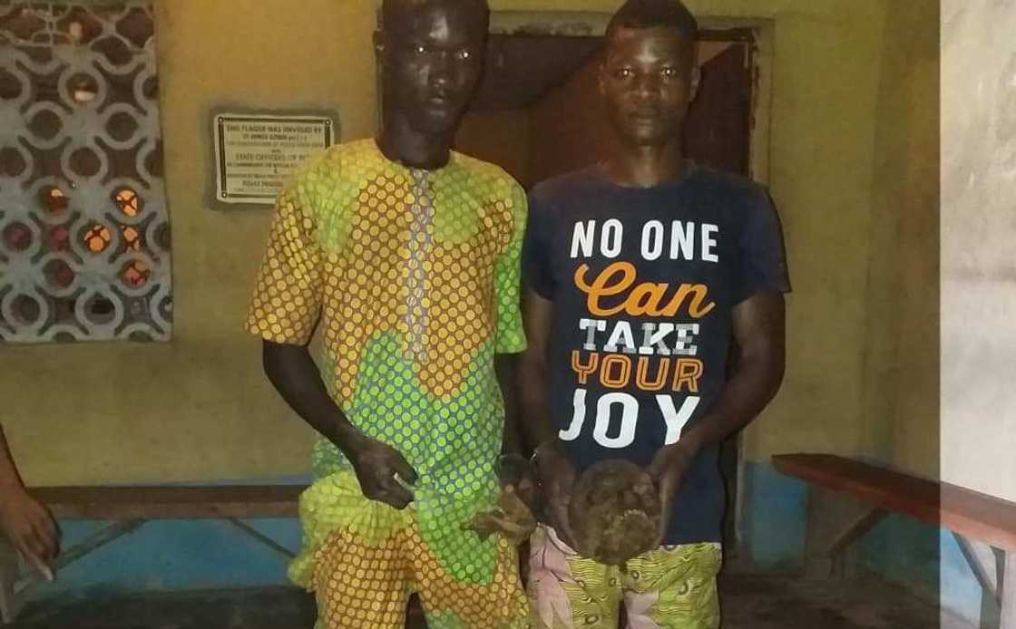 'Yan sanda sun kama wasu matasa da ke yi wa matattu fashi a makabarta (Hoto) 'Yan sanda sun kama wasu matasa da ke yi wa matattu fashi a makabarta (Hoto)