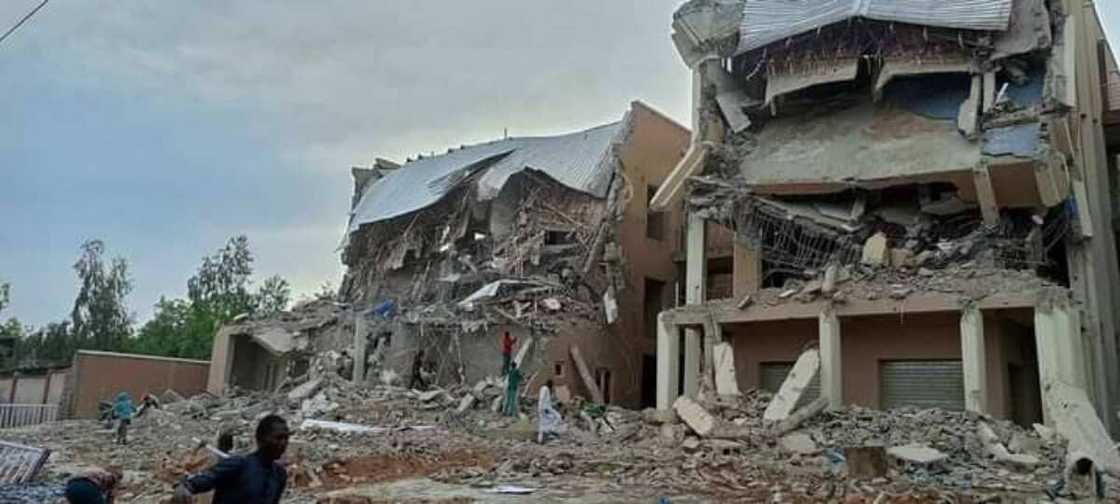 Yan kasuwa sun gudanar da Sallah kan rusau a Kano Yan kasuwa sun gudanar da Sallah kan rusau a Kano