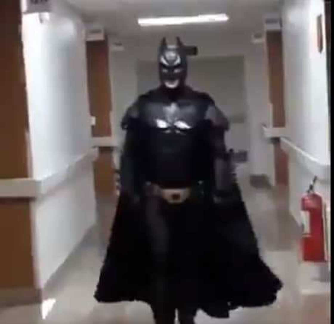 Heartwarming video of doctor dressed up like Batman to fulfil young patient's dream Heartwarming video of doctor dressed up like Batman to fulfil young patient's dream