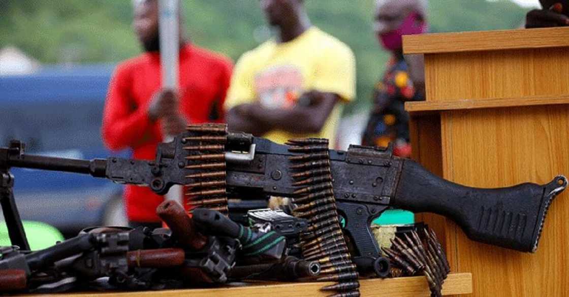 Hotuna: 'Yan sanda sun yi holen 'yan fashi da makami da masu garkuwa a Abuja Hotuna: 'Yan sanda sun yi holen 'yan fashi da makami da masu garkuwa a Abuja