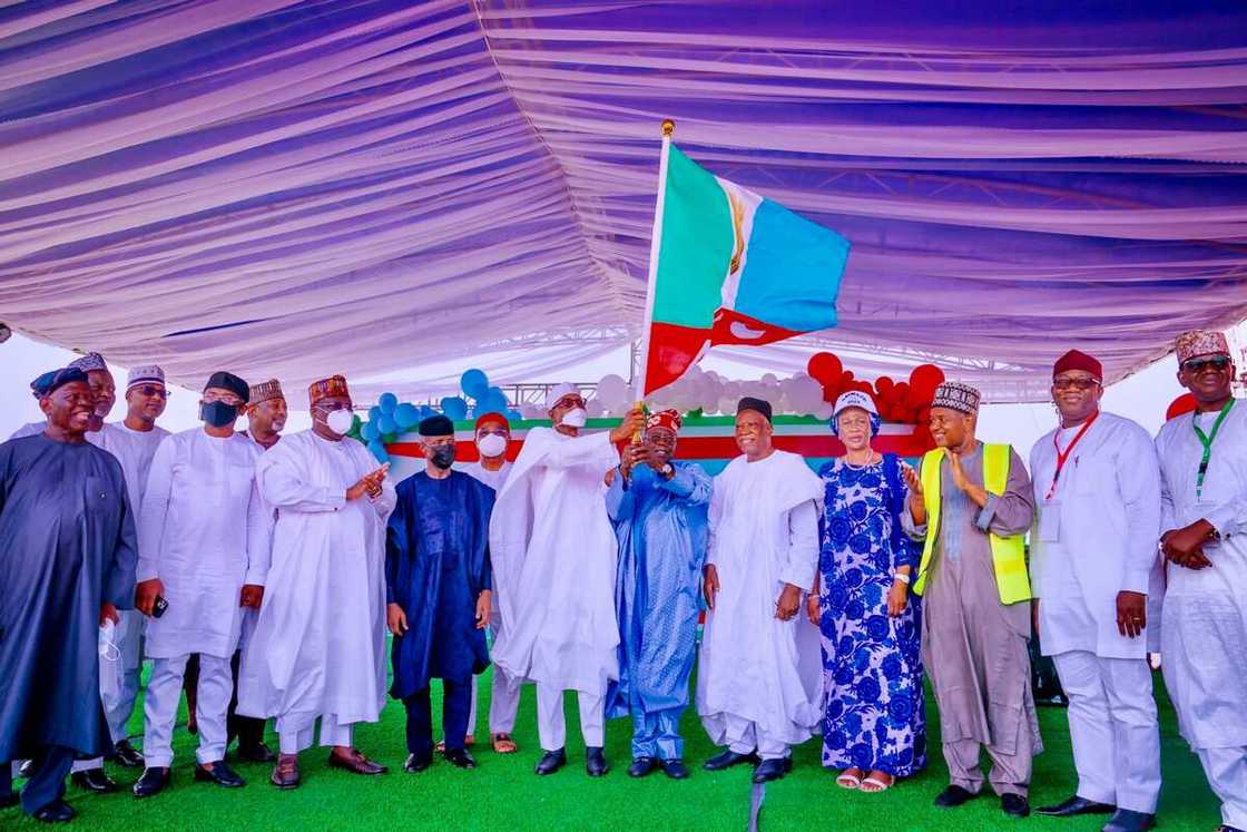 Tsohon gwamna ya saki jerin sunayen jiga-jigan APC da wasu mutane da basa son Bola Tinubu Tsohon gwamna ya saki jerin sunayen jiga-jigan APC da wasu mutane da basa son Bola Tinubu