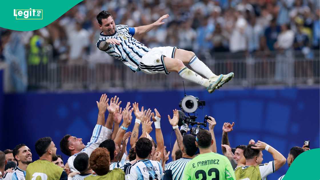 Argentina players lift Lionel Messi after the 3-2 victory against Egypt during the FIFA World Cup 2026 Round of 16 match. Photo by Elsa
