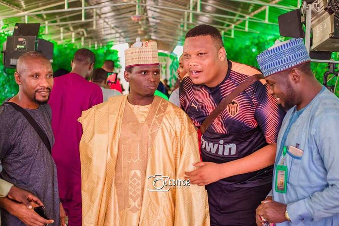 Hotuna: Mawaki Dauda Kahutu Rarara ya gwangwaje Bashir Maishadda da sabuwar mota Hotuna: Mawaki Dauda Kahutu Rarara ya gwangwaje Bashir Maishadda da sabuwar mota