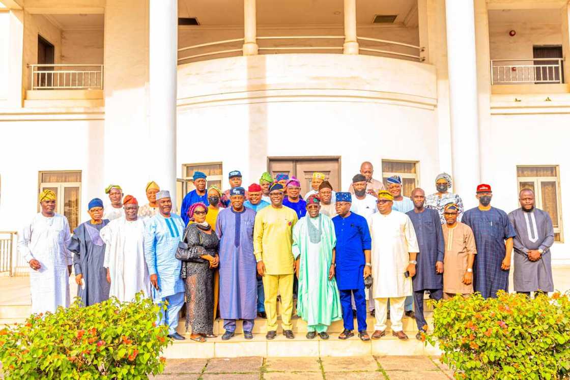 Bola Tinubu with members of APC and PDP Bola Tinubu with members of APC and PDP