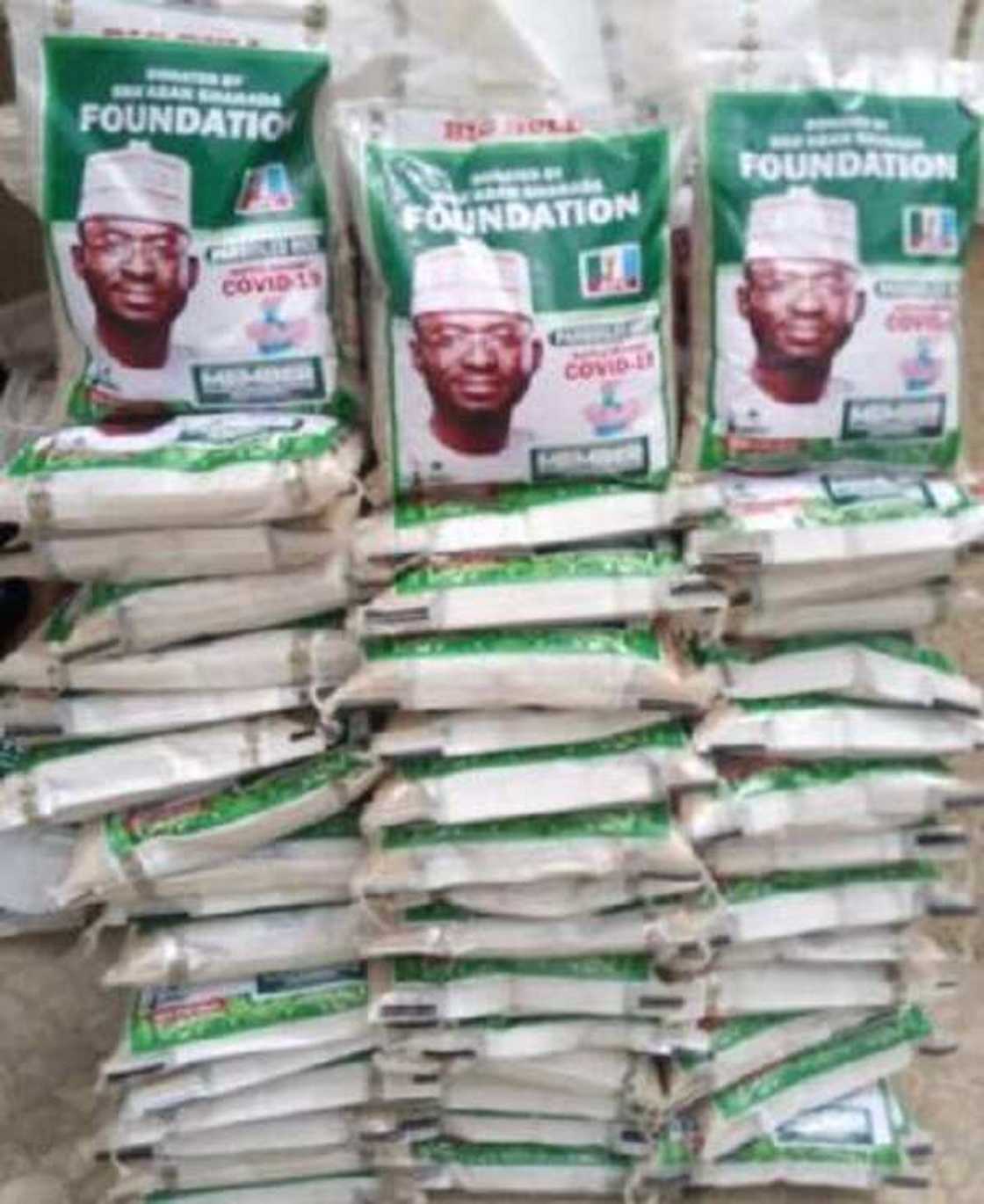 COVID-19: Dan majalisa ya yi rabon kayan abinci da kayan afani don tallafawa jama'arsa a Kano COVID-19: Dan majalisa ya yi rabon kayan abinci da kayan afani don tallafawa jama'arsa a Kano