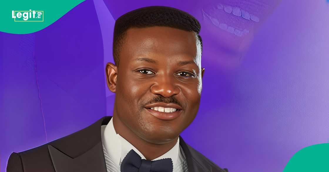 Nigerian pastor pulls out pack of cigarettes during ministration to teach members something, video trends Nigerian pastor pulls out pack of cigarettes during ministration to teach members something, video trends