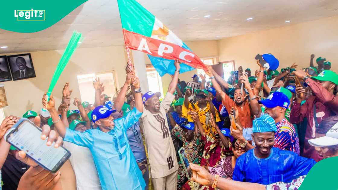 Hammed Ademola and Adedapo Ojo, former PDP and Accord Party candidates, respectively, join the APC in Oyo State with more than 3,000 supporters.