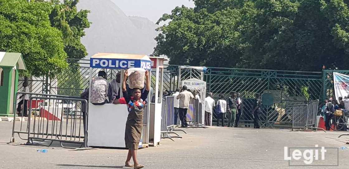 Da duminsa: Sojoji sun lallasa masu zanga-zanga a Abuja, sun fasa kan dan jarida (Bidiyo) Da duminsa: Sojoji sun lallasa masu zanga-zanga a Abuja, sun fasa kan dan jarida (Bidiyo)