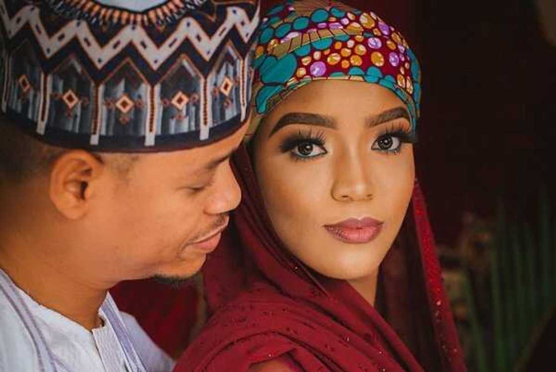 MC Tagwaye; mai barkwanci ta hanyar kwaikwayon Buhari ya auri diyar hadimar shugaban kasa (Hotuna) MC Tagwaye; mai barkwanci ta hanyar kwaikwayon Buhari ya auri diyar hadimar shugaban kasa (Hotuna)