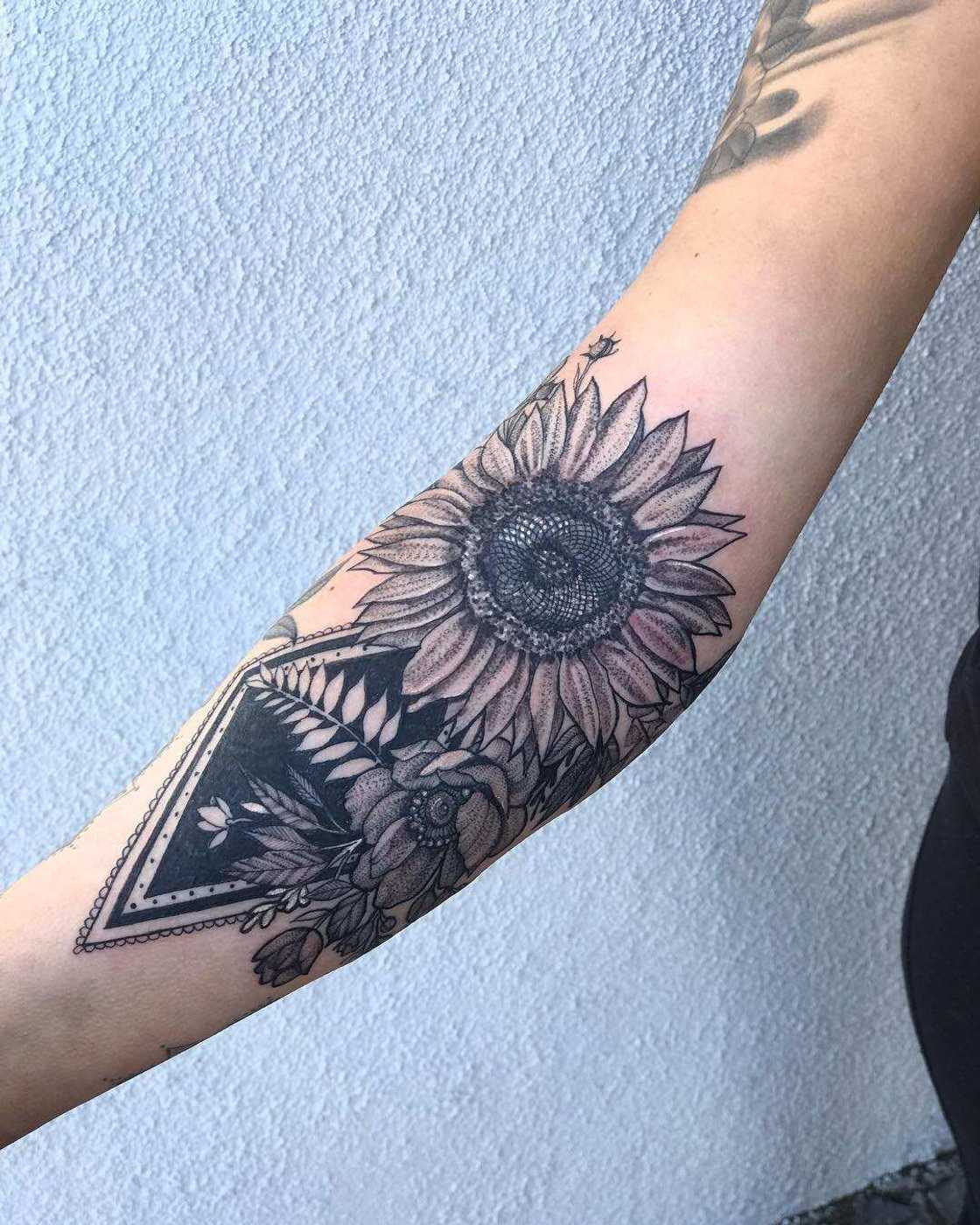 small sunflower tattoo small sunflower tattoo