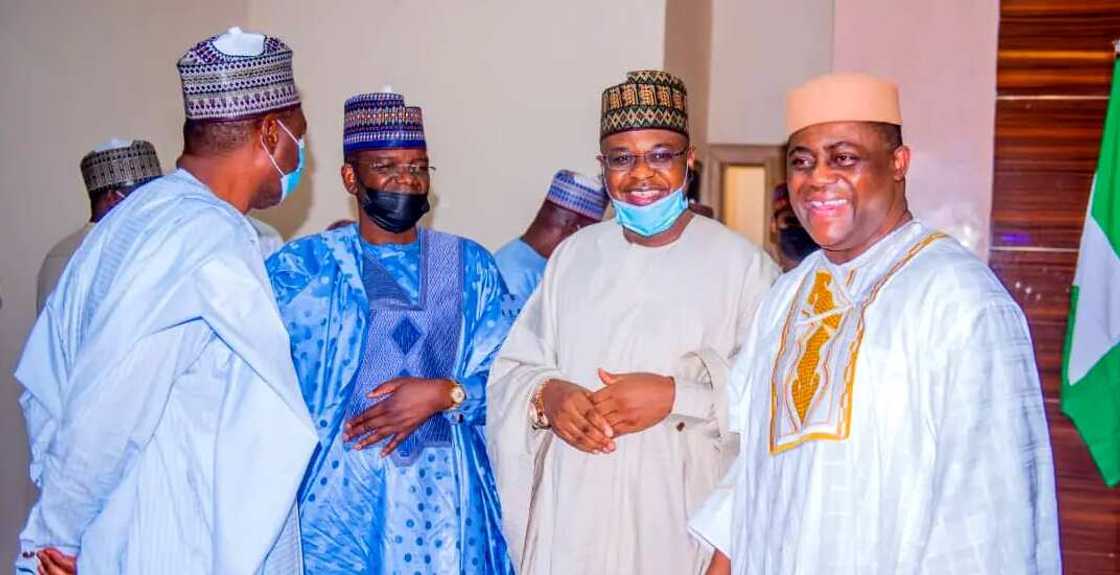 Hotunan Fani-Kayode yayin da ya shiga sahun manyan ‘yan APC don halartan daurin auren dan Buhari Hotunan Fani-Kayode yayin da ya shiga sahun manyan ‘yan APC don halartan daurin auren dan Buhari