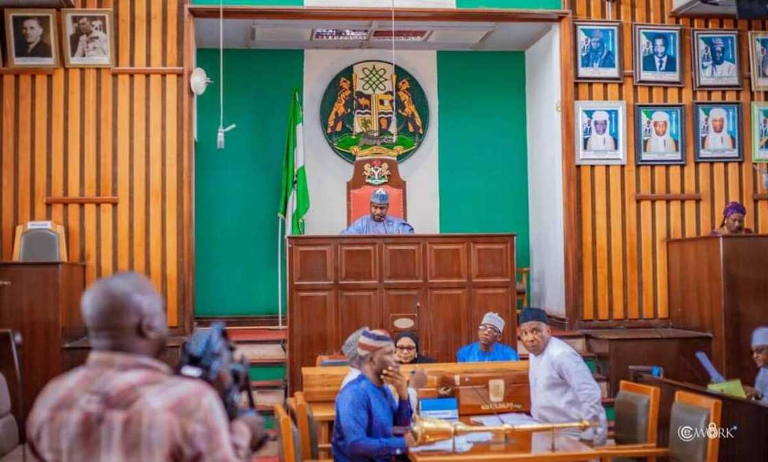 Majalisar Kaduna ta sanar da dakatar da shugabannin kananan hukumomin uku na jihar Majalisar Kaduna ta sanar da dakatar da shugabannin kananan hukumomin uku na jihar