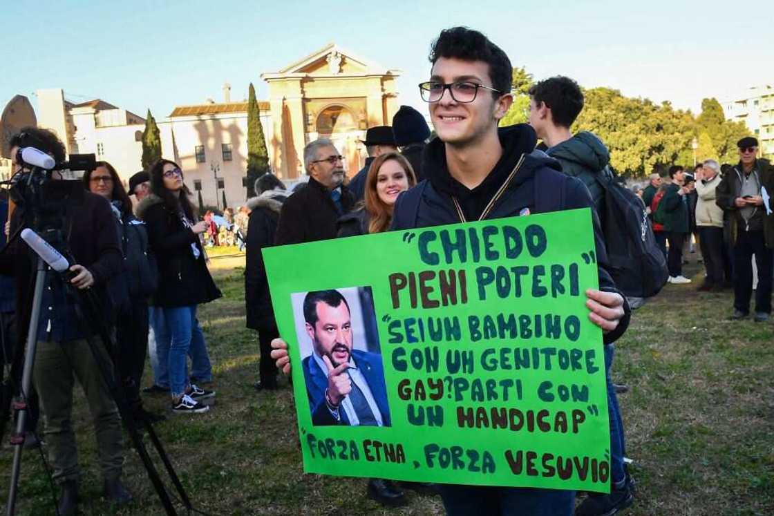 Le sarcasme en exemple lors d'une manifestation Le sarcasme en exemple lors d'une manifestation