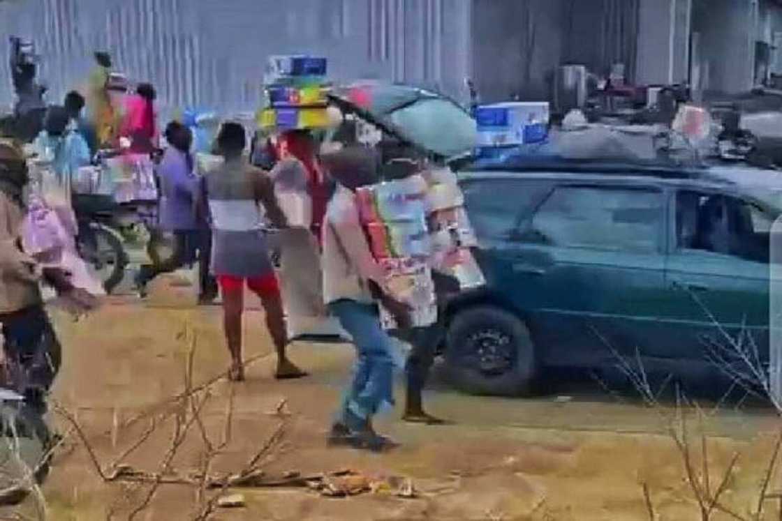 Dalilin da yasa ba mu raba wa mutane kayan tallafin korona ba - Gwamnatin Osun Dalilin da yasa ba mu raba wa mutane kayan tallafin korona ba - Gwamnatin Osun