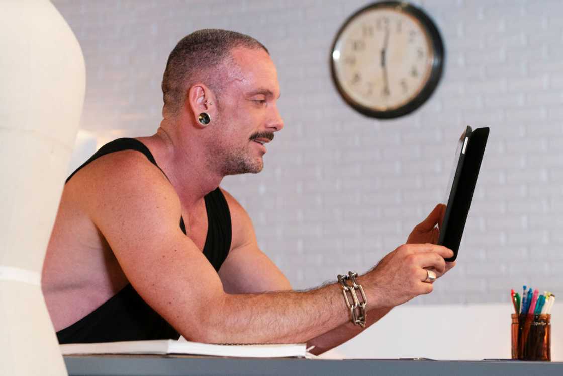 Geoffrey Mac uses a laptop Geoffrey Mac uses a laptop